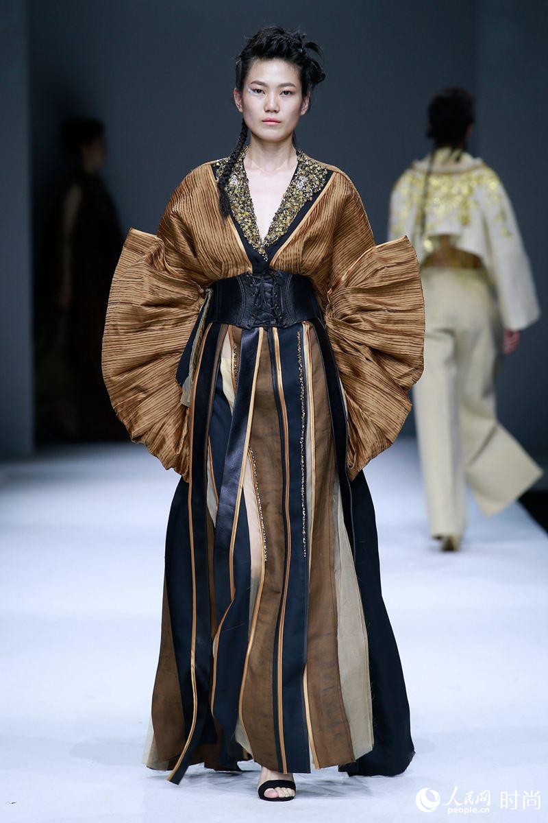 浙江理工大學(xué)服裝學(xué)院 2018屆服裝與服飾設(shè)計畢業(yè)作品發(fā)布會作品賞析